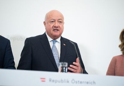 Am 9. April 2025 nahmen Bundeskanzler Christian Stocker (im Bild), Vizekanzler Andreas Babler und Bundesministerin Beate Meinl-Reisinger am Pressefoyer nach dem Ministerrat teil.