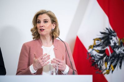 Am 9. April 2025 nahmen Bundeskanzler Christian Stocker, Vizekanzler Andreas Babler und Bundesministerin Beate Meinl-Reisinger (im Bild) am Pressefoyer nach dem Ministerrat teil.