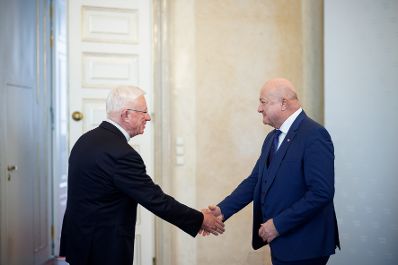 Am 10. April 2025 empfing Bundeskanzler Christian Stocker (r.) den Erzbischof von Salzburg Franz Lackner (l.) zu einem Arbeitsgespr&auml;ch.