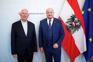 Am 10. April 2025 empfing Bundeskanzler Christian Stocker (r.) den Erzbischof von Salzburg Franz Lackner (l.) zu einem Arbeitsgespr&auml;ch.