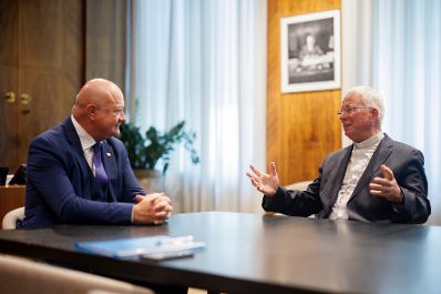 Am 10. April 2025 empfing Bundeskanzler Christian Stocker (l.) den Erzbischof von Salzburg Franz Lackner (r.) zu einem Arbeitsgespr&auml;ch.