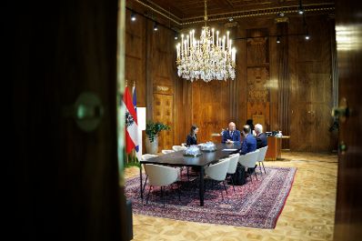 Am 10. April 2025 empfing Bundeskanzler Christian Stocker den Erzbischof von Salzburg Franz Lackner zu einem Arbeitsgespr&auml;ch.