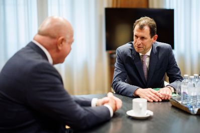 Am 15. April 2025 empfing Bundeskanzler Christian Stocker (l.) den Pr&auml;sidenten des Verfassungsgerichtshofes Christoph Grabenwarter (r.) zu einem Arbeitsgespr&auml;ch.