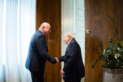 Am 24. April 2025 empfing Bundeskanzler Christian Stocker (l.) den Publizisten Paul Lendvai (r.) zu einem Arbeitsgespr&auml;ch.