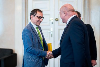 Am 6. Mai 2025 empfing Bundeskanzler Christian Stocker (r.) Josef Moosbrugger den Pr&auml;sidenten der Landwirtschaftskammer &Ouml;sterreich und Ferdinand Lembacher (l.) Generalsekret&auml;r der Landwirtschaftskammer &Ouml;sterreich, zu einem Arbeitsgespr&auml;ch.