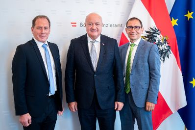 Am 6. Mai 2025 empfing Bundeskanzler Christian Stocker (m.) Josef Moosbrugger (l.) den Pr&auml;sidenten der Landwirtschaftskammer &Ouml;sterreich und Ferdinand Lembacher (r.) Generalsekret&auml;r der Landwirtschaftskammer &Ouml;sterreich, zu einem Arbeitsgespr&auml;ch.