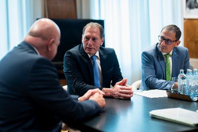 Am 6. Mai 2025 empfing Bundeskanzler Christian Stocker (l.) Josef Moosbrugger (m.) den Pr&auml;sidenten der Landwirtschaftskammer &Ouml;sterreich und Ferdinand Lembacher (r.) Generalsekret&auml;r der Landwirtschaftskammer &Ouml;sterreich, zu einem Arbeitsgespr&auml;ch.