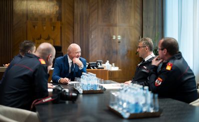 Am 7. Mai 2025 empfing Bundeskanzler Christian Stocker (m.l.) den Feuerwehrpr&auml;sidenten Robert Mayer (m.r.).