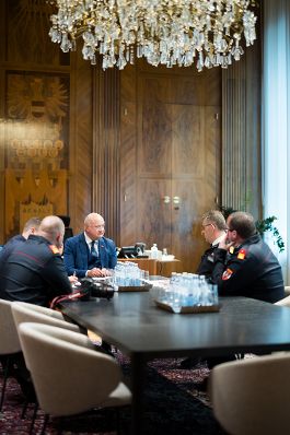 Am 7. Mai 2025 empfing Bundeskanzler Christian Stocker (m.l.) den Feuerwehrpr&auml;sidenten Robert Mayer (m.r.).
