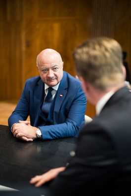 Am 7. Mai 2025 empfing Bundeskanzler Christian Stocker (l.) den Pr&auml;sidenten der Industriellenvereinigung Georg Knill (r.) im Bundeskanzleramt.