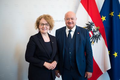 Am 7. Mai 2025 empfing Bundeskanzler Christian Stocker (r.) Landesr&auml;tin Christiane Teschl-Hofmeister (l.).