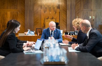 Am 7. Mai 2025 empfing Bundeskanzler Christian Stocker (m.) Landesr&auml;tin Christiane Teschl-Hofmeister (m.r.).