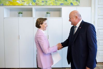 Am 8. Mai 2025 empfing Bundeskanzler Christian Stocker (r.) Brigitta Pallauf (l.) die Landtagspr&auml;sidentin vom Bundesland Salzburg zu einem Arbeitsgespr&auml;ch.