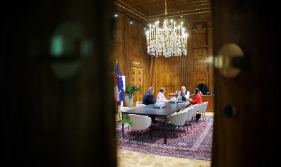 Am 8. Mai 2025 empfing Bundeskanzler Christian Stocker (m.r.) Brigitta Pallauf (m.l.) die Landtagspr&auml;sidentin vom Bundesland Salzburg zu einem Arbeitsgespr&auml;ch.