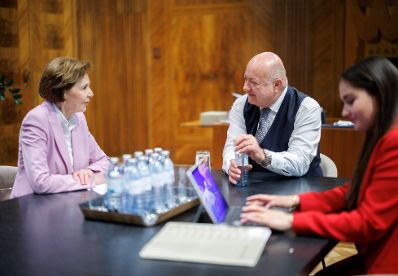 Am 8. Mai 2025 empfing Bundeskanzler Christian Stocker (l.) Brigitta Pallauf (r.) die Landtagspr&auml;sidentin vom Bundesland Salzburg zu einem Arbeitsgespr&auml;ch.