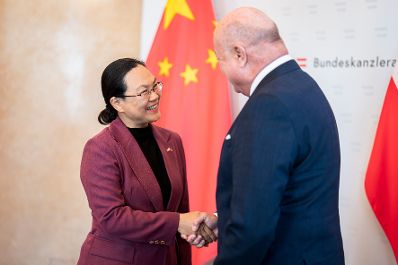 Am 9. Mai 2025 empfing Bundeskanzler Christian Stocker (r.) die Botschafterin der Volksrepublik China Qi Mei (l.) zu einem Arbeitsgespr&auml;ch im Bundeskanzleramt.