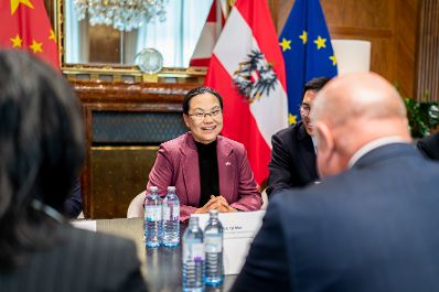 Am 9. Mai 2025 empfing Bundeskanzler Christian Stocker (r.) die Botschafterin der Volksrepublik China Qi Mei (m.) zu einem Arbeitsgespr&auml;ch im Bundeskanzleramt.