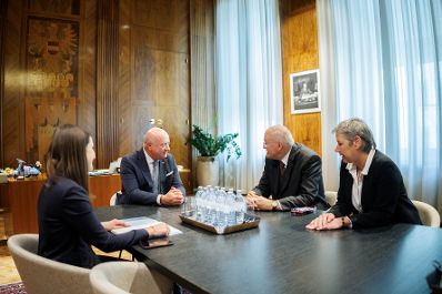 AM 9. Mai 2025 empfing Bundeskanzler Christian Stocker (m.l.) den Pr&auml;sident des Obersten Gerichtshofs, Georg Kodek (m.r.) und die Vizepr&auml;sidentin des Obersten Gerichtshofs, Eva Marek (r.) zu einem Gespr&auml;ch.