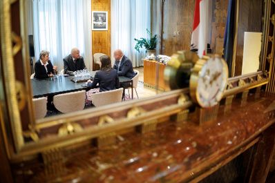 AM 9. Mai 2025 empfing Bundeskanzler Christian Stocker den Pr&auml;sident des Obersten Gerichtshofs, Georg Kodek und die Vizepr&auml;sidentin des Obersten Gerichtshofs, Eva Marek zu einem Gespr&auml;ch.