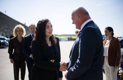 Am 11. Mai 2025 nahm Bundeskanzler Christian Stocker (m.r.) am Festakt zum Gedenken an die Befreiung des KZ-Gusen und KZ-Mauthausen teil. Im Bild mit Vjosa Osmani (m.l.), die Pr&auml;sidentin der Republik Kosovo.