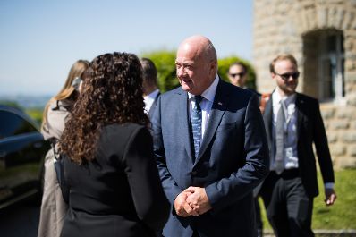 Am 11. Mai 2025 nahm Bundeskanzler Christian Stocker (m.r.) am Festakt zum Gedenken an die Befreiung des KZ-Gusen und KZ-Mauthausen teil. Im Bild mit Vjosa Osmani (m.l.), die Pr&auml;sidentin der Republik Kosovo.