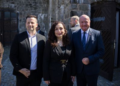 Am 11. Mai 2025 nahm Bundeskanzler Christian Stocker (r.) am Festakt zum Gedenken an die Befreiung des KZ-Gusen und KZ-Mauthausen teil. Im Bild mit Vjosa Osmani (m.), die Pr&auml;sidentin der Republik Kosovo.