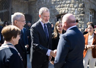 Am 11. Mai 2025 nahm Bundeskanzler Christian Stocker (m.r.) am Festakt zum Gedenken an die Befreiung des KZ-Gusen und KZ-Mauthausen teil. Im Bild mit Bundespr&auml;sident Alexander Van der Bellen (m.l.) und dem K&ouml;nig von Spanien Felipe VI (m.).