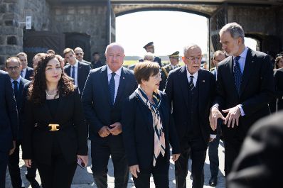Am 11. Mai 2025 nahm Bundeskanzler Christian Stocker (m.l.) am Festakt zum Gedenken an die Befreiung des KZ-Gusen und KZ-Mauthausen teil. Im Bild mit Bundespr&auml;sident Alexander Van der Bellen (m.r.), Vjosa Osmani (l.), die Pr&auml;sidentin der Republik Kosovo und dem K&ouml;nig von Spanien Felipe VI (r.).