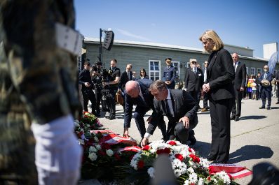 Am 11. Mai 2025 nahm Bundeskanzler Christian Stocker (m.l.) am Festakt zum Gedenken an die Befreiung des KZ-Gusen und KZ-Mauthausen teil. Im Bild mit Vizekanzler Andreas Babler (m.) und Bundesministerin Beate Meinl-Reisinger (m.r.)