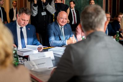 Am 13. Mai 2025 fand der Ministerrat der Bundesregierung im Parlament statt. Im Bild Bundeskanzler Christian Stocker (r.) mit Vizekanzler Andres Babler (l.).