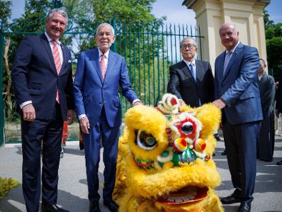 Am 14. Mai 2025 nahm Bundeskanzler Christian Stocker an der feierlichen &Uuml;bergabe des Panda-Paares im Tiergarten Sch&ouml;nbrunn teil. Im Bild (v.l.n.r.) der Sch&ouml;nbrunner Zoodirektor Stephan Hering-Hagenbeck, Bundespr&auml;sident Alexander Van der Bellen, der Vizepr&auml;sident des Nationalen Volkskongresses China Li Hongzhong und Bundeskanzler Christian Stocker.