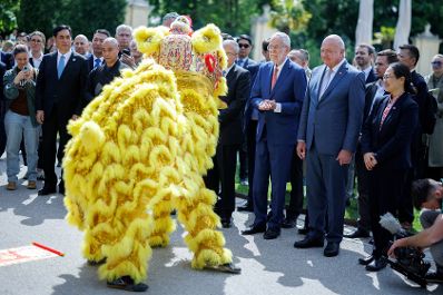 Am 14. Mai 2025 nahm Bundeskanzler Christian Stocker an der feierlichen &Uuml;bergabe des Panda-Paares im Tiergarten Sch&ouml;nbrunn teil. Im Bild mit Bundespr&auml;sident Alexander Van der Bellen.