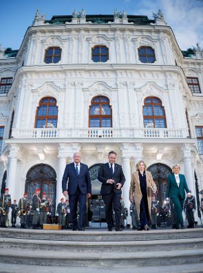 Am 15. Mai 2025 fand der Staatsakt &bdquo;70 Jahre Unterzeichnung des &Ouml;sterreichischen Staatsvertrages&ldquo; vor dem Oberen Belvedere statt. Im Bild Bundeskanzler Christian Stocker (l.), Vizekanzler Andreas Babler (m.l.), Bundesministerin Beate Meinl-Reisinger (m.r.) und Bundesministerin Klaudia Tanner (r.).