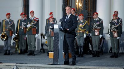 Am 15. Mai 2025 fand der Staatsakt &bdquo;70 Jahre Unterzeichnung des &Ouml;sterreichischen Staatsvertrages&ldquo; vor dem Oberen Belvedere statt. Im Bild Vizekanzler Andreas Babler (m.).