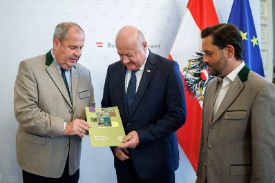 Am 15. Mai 2025 empfing Bundeskanzler Christian Stocker (m.) die Landesj&auml;germeister Josef Pr&ouml;ll (l.) und Christoph Metzker (r.) zu einem Arbeitsgespr&auml;ch.