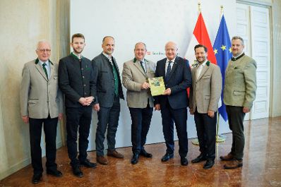 Am 15. Mai 2025 empfing Bundeskanzler Christian Stocker (3.v.r.) die Landesj&auml;germeister Josef Pr&ouml;ll (4.v.r.) und Christoph Metzker (2.v.r.) zu einem Arbeitsgespr&auml;ch.