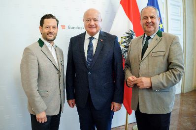 Am 15. Mai 2025 empfing Bundeskanzler Christian Stocker (m.) die Landesj&auml;germeister Josef Pr&ouml;ll (r.) und Christoph Metzker (l.) zu einem Arbeitsgespr&auml;ch.
