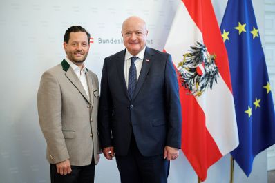 Am 15. Mai 2025 empfing Bundeskanzler Christian Stocker (r.) die Landesj&auml;germeister Josef Pr&ouml;ll und Christoph Metzker (l.) zu einem Arbeitsgespr&auml;ch.