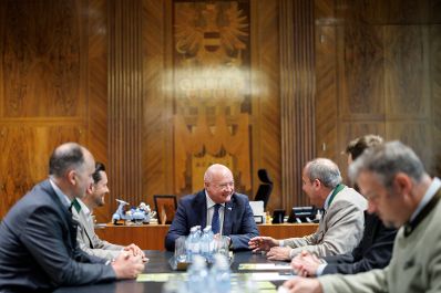 Am 15. Mai 2025 empfing Bundeskanzler Christian Stocker (m.) die Landesj&auml;germeister Josef Pr&ouml;ll (3.v.r.) und Christoph Metzker (2.v.l.) zu einem Arbeitsgespr&auml;ch.