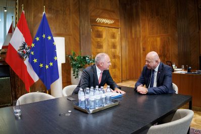 Am 15. Mai 2025 empfing Bundeskanzler Christian Stocker (r.) Bundesminister Gerhard Karner (l.) zu einem Arbeitsgespr&auml;ch.