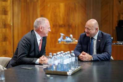 Am 15. Mai 2025 empfing Bundeskanzler Christian Stocker (r.) Bundesminister Gerhard Karner (l.) zu einem Arbeitsgespr&auml;ch.