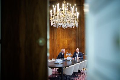 Am 15. Mai 2025 empfing Bundeskanzler Christian Stocker (r.) Bundesminister Gerhard Karner (l.) zu einem Arbeitsgespr&auml;ch.