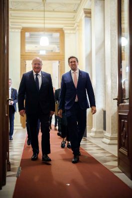 Am 15. Mai 2025 nahm Bundeskanzler Christian Stocker (l.) am Festakt &sbquo;70 Jahre Staatsvertrag&lsquo; im Parlament teil. Im Bild mit Staatssekret&auml;r Alexander Pr&ouml;ll (r.).