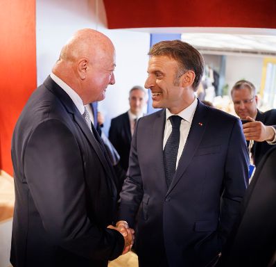 Am 16. Mai 2025 reiste Bundeskanzler Christian Stocker (l.) zu einem Arbeitsbesuch nach Albanien. Im Bild mit dem dem Staatspr&auml;sidenten der Franz&ouml;sischen Republik, Emmanuel Macron (r.), beim Gipfeltreffen der Europ&auml;ischen Politischen Gemeinschaft (EPG).