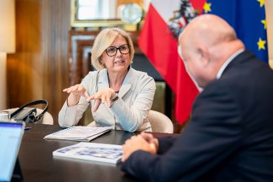 Am 20. Mai 2025 empfing Bundeskanzler Christian Stocker (r.) die Pr&auml;sidentin des Rechnungshofes, Margit Kraker (l.) zu einem Arbeitsgespr&auml;ch.
