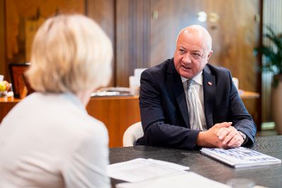 Am 20. Mai 2025 empfing Bundeskanzler Christian Stocker (r.) die Pr&auml;sidentin des Rechnungshofes, Margit Kraker (l.) zu einem Arbeitsgespr&auml;ch.