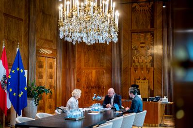 Am 20. Mai 2025 empfing Bundeskanzler Christian Stocker (r.) die Pr&auml;sidentin des Rechnungshofes, Margit Kraker (l.) zu einem Arbeitsgespr&auml;ch.