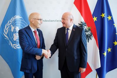 Am 27. Mai 2025 empfing Bundeskanzler Christian Stocker (r.) den UN-Hochkommissar f&uuml;r Menschenrechte Volker T&uuml;rk (l.) zu einem Arbeitsgespr&auml;ch.