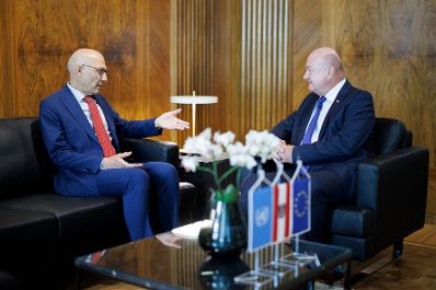 Am 27. Mai 2025 empfing Bundeskanzler Christian Stocker (r.) den UN-Hochkommissar f&uuml;r Menschenrechte Volker T&uuml;rk (l.) zu einem Arbeitsgespr&auml;ch.