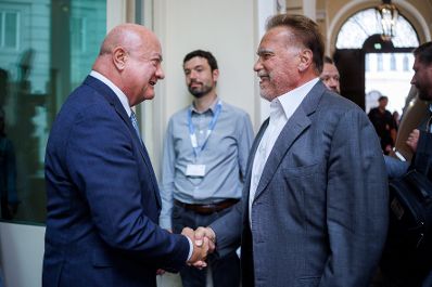 Am 2. Juni 2025 empfing Bundeskanzler Christian Stocker (l.) Arnold Schwarzenegger (r.) zu einem Gespr&auml;ch im Bundeskanzleramt.